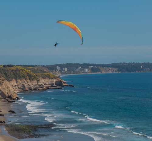 Vuelo en parapente sobre la costa de Maitencillo