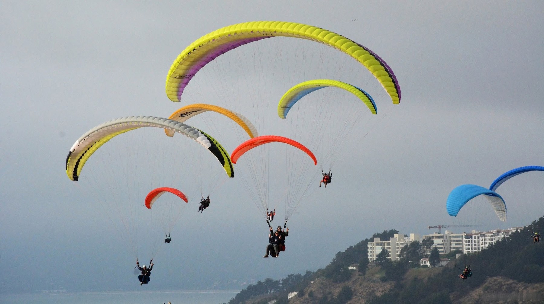 Parapentes volando sobre la costa de Chile