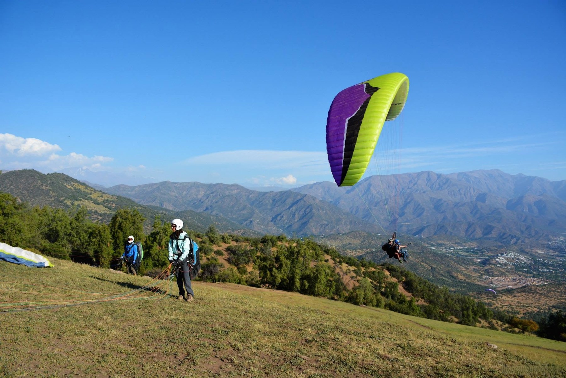 Parapente despegando en la precordillera de Santiago