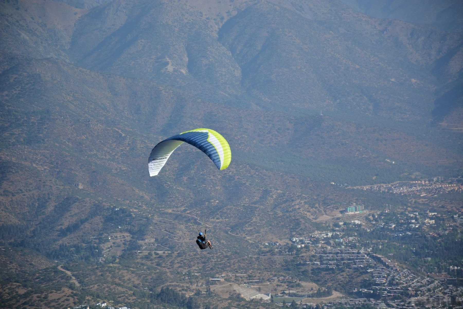 Parapente sobre la cordillera y Santiago