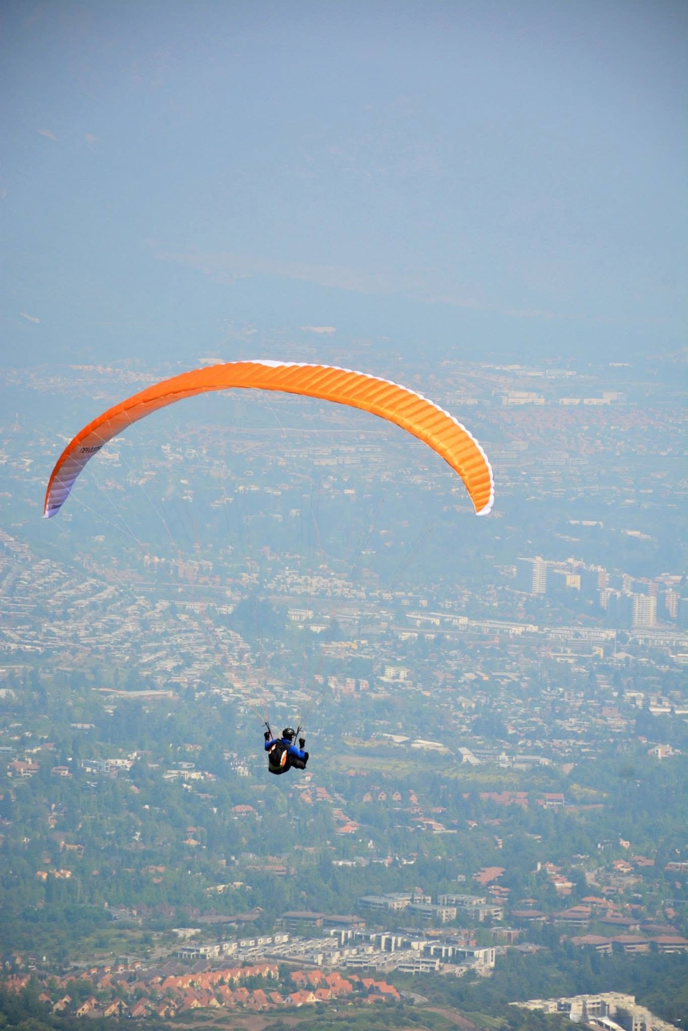 Vuelo en parapente con vista panorámica de Santiago