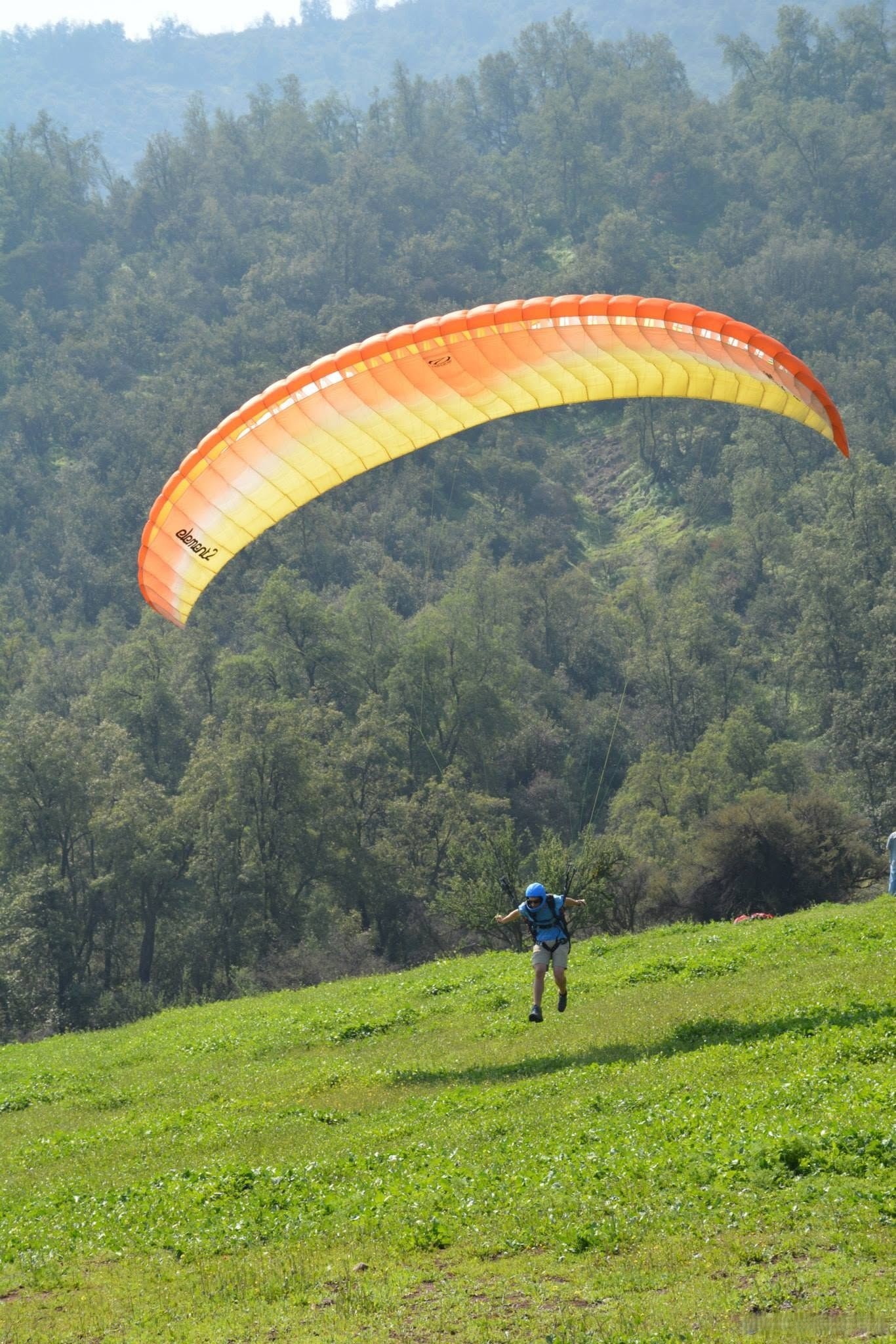 Despegue de parapente en la precordillera