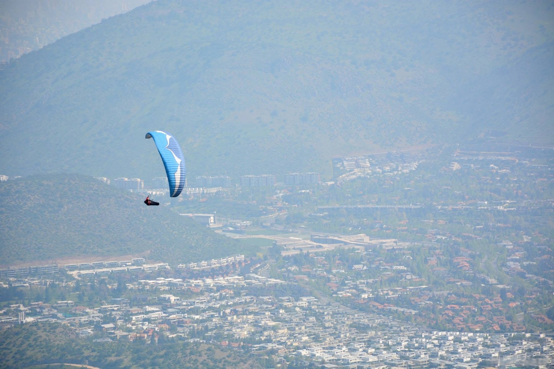 Parapente volando sobre Santiago