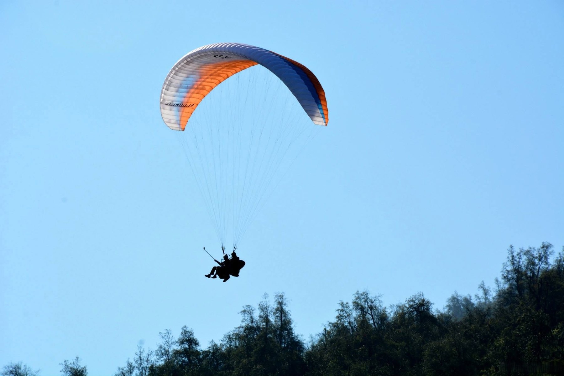 Vuelo en parapente sobre la precordillera