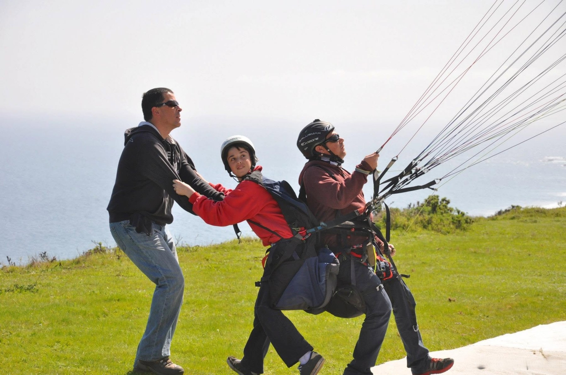 Preparación para vuelo biplaza de parapente