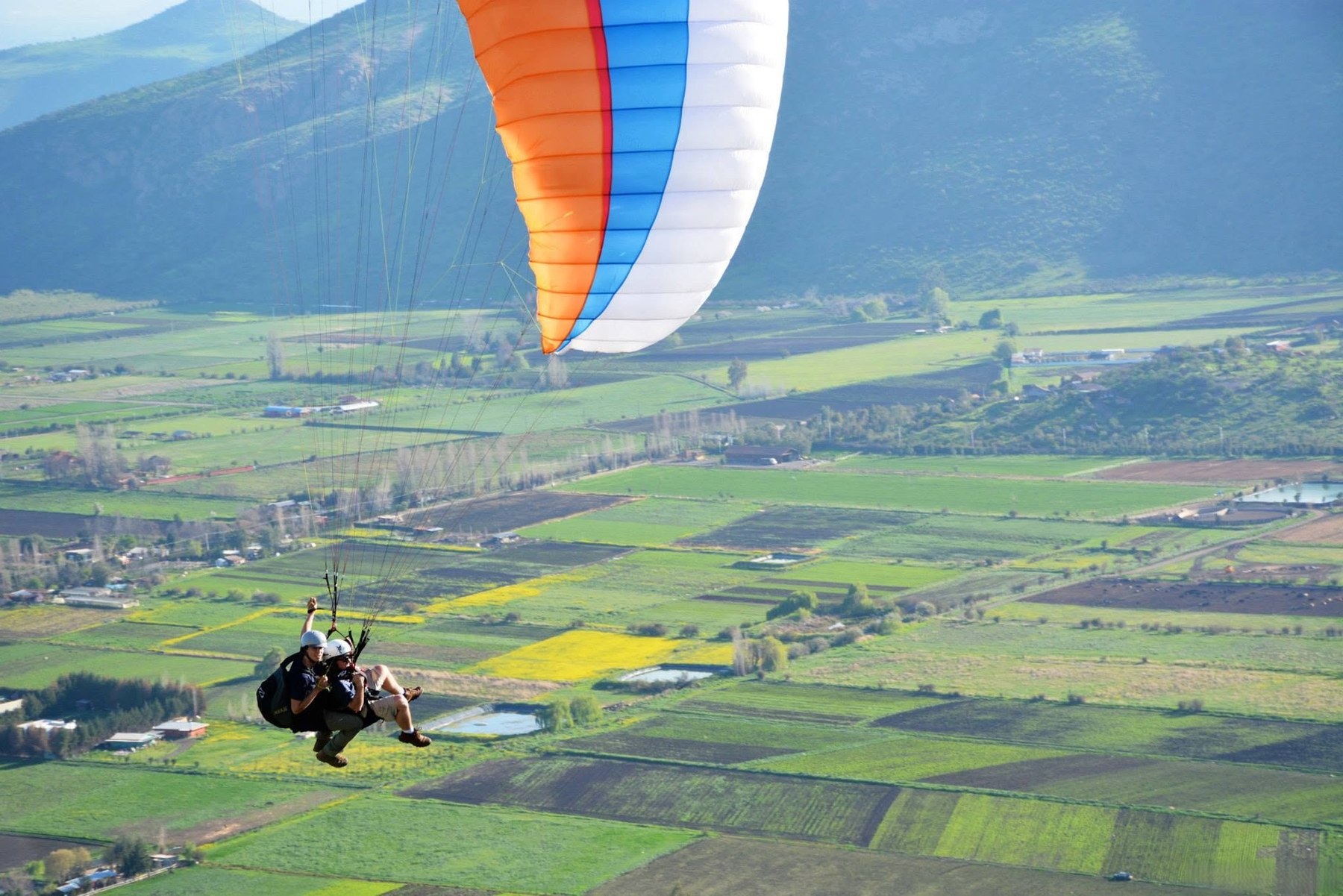 Vuelo biplaza sobre un valle de Chile