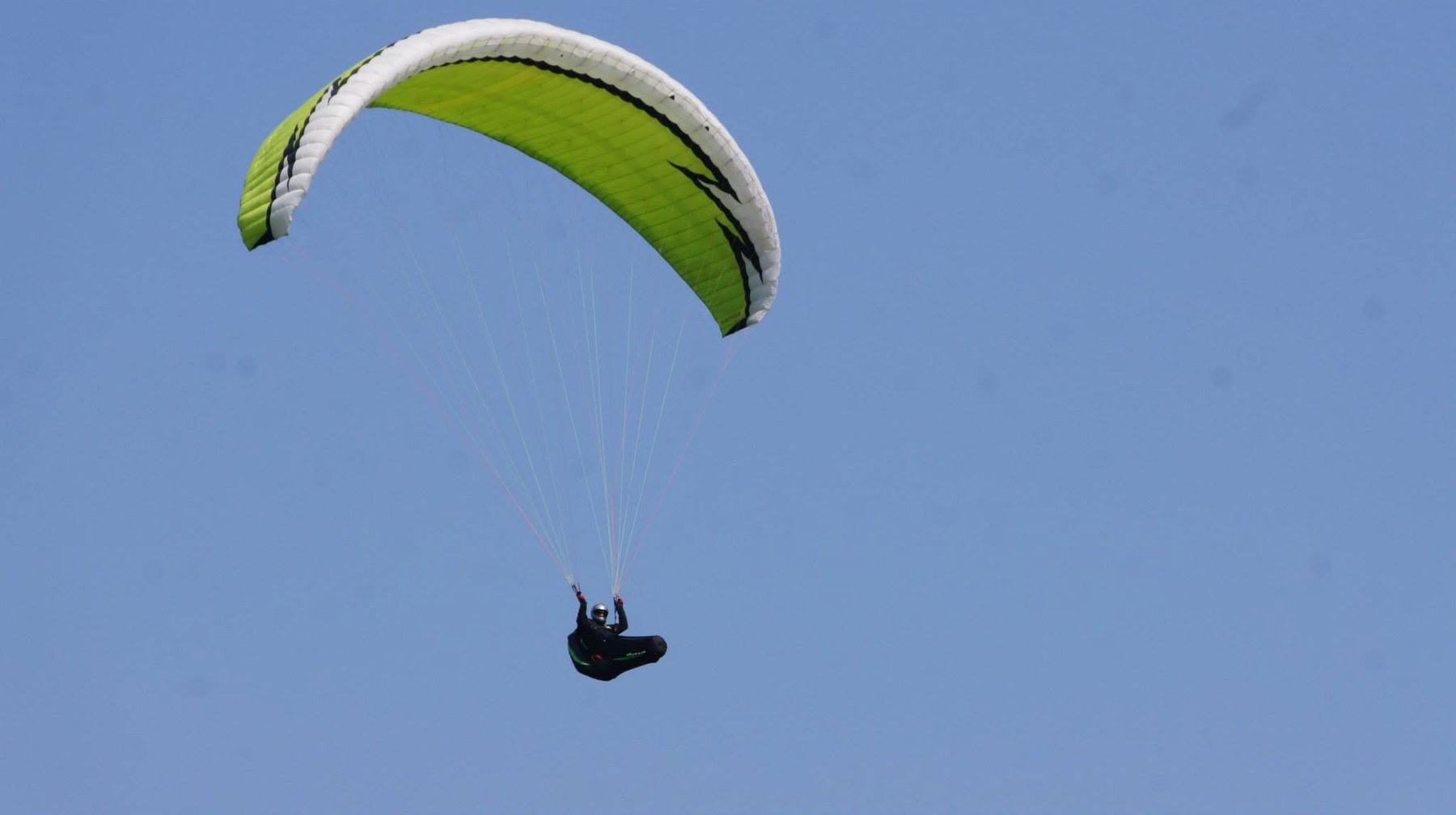 Parapente en vuelo sobre la cordillera
