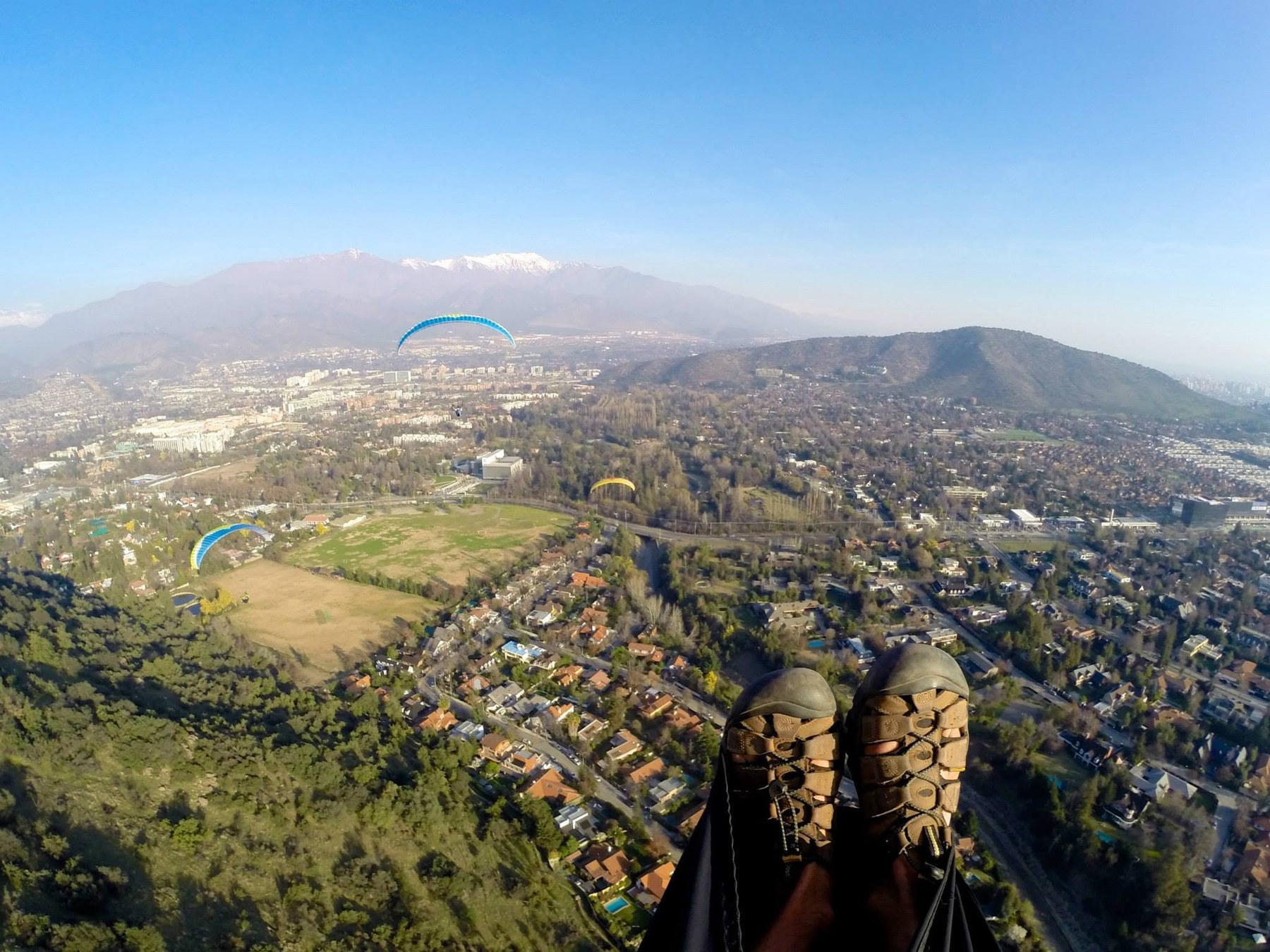 Vuelo en parapente con vista aérea de Santiago