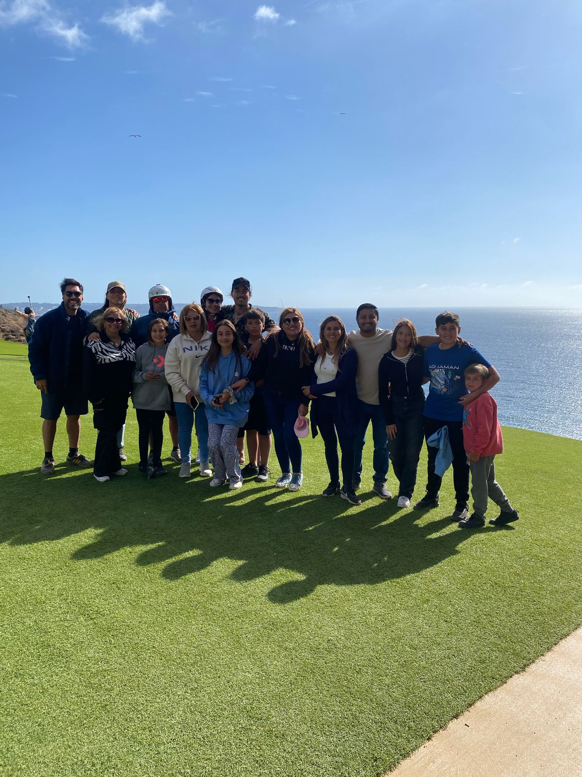 Grupo de visitantes en experiencia de parapente junto al océano
