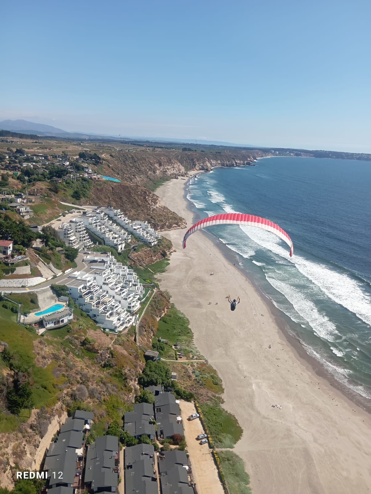 Vuelo en parapente sobre la costa y la playa