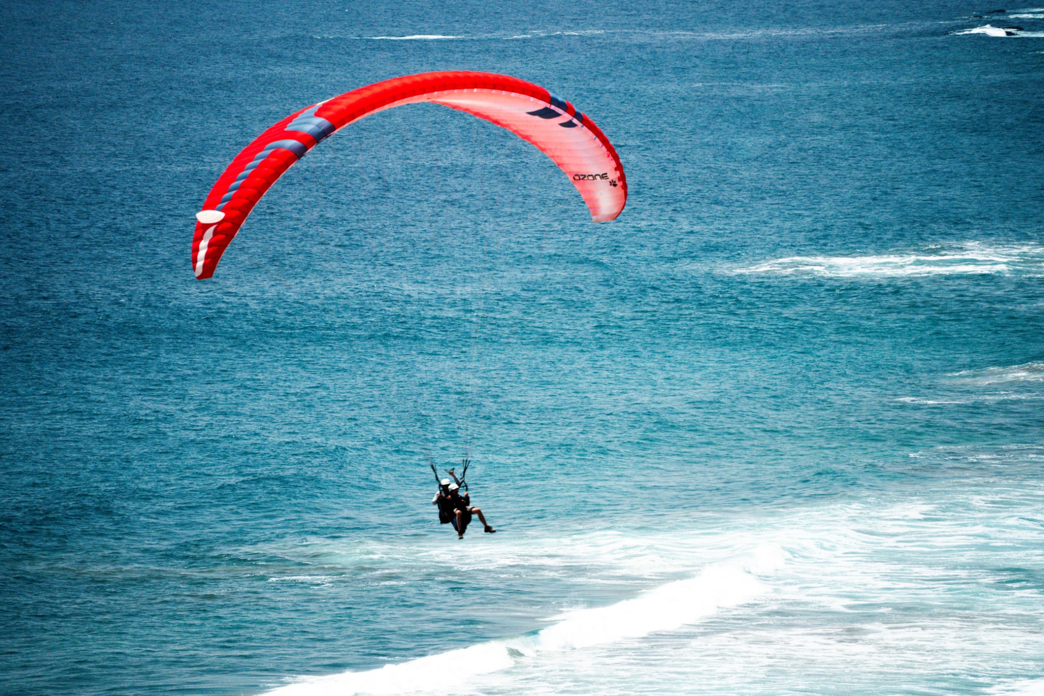 Parapente biplaza sobre el mar