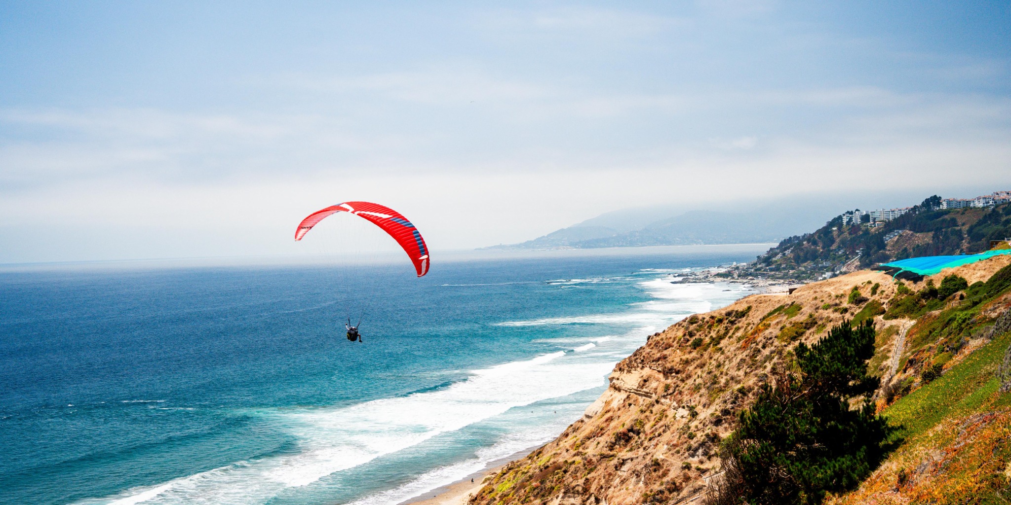 Parapente volando frente a la costa
