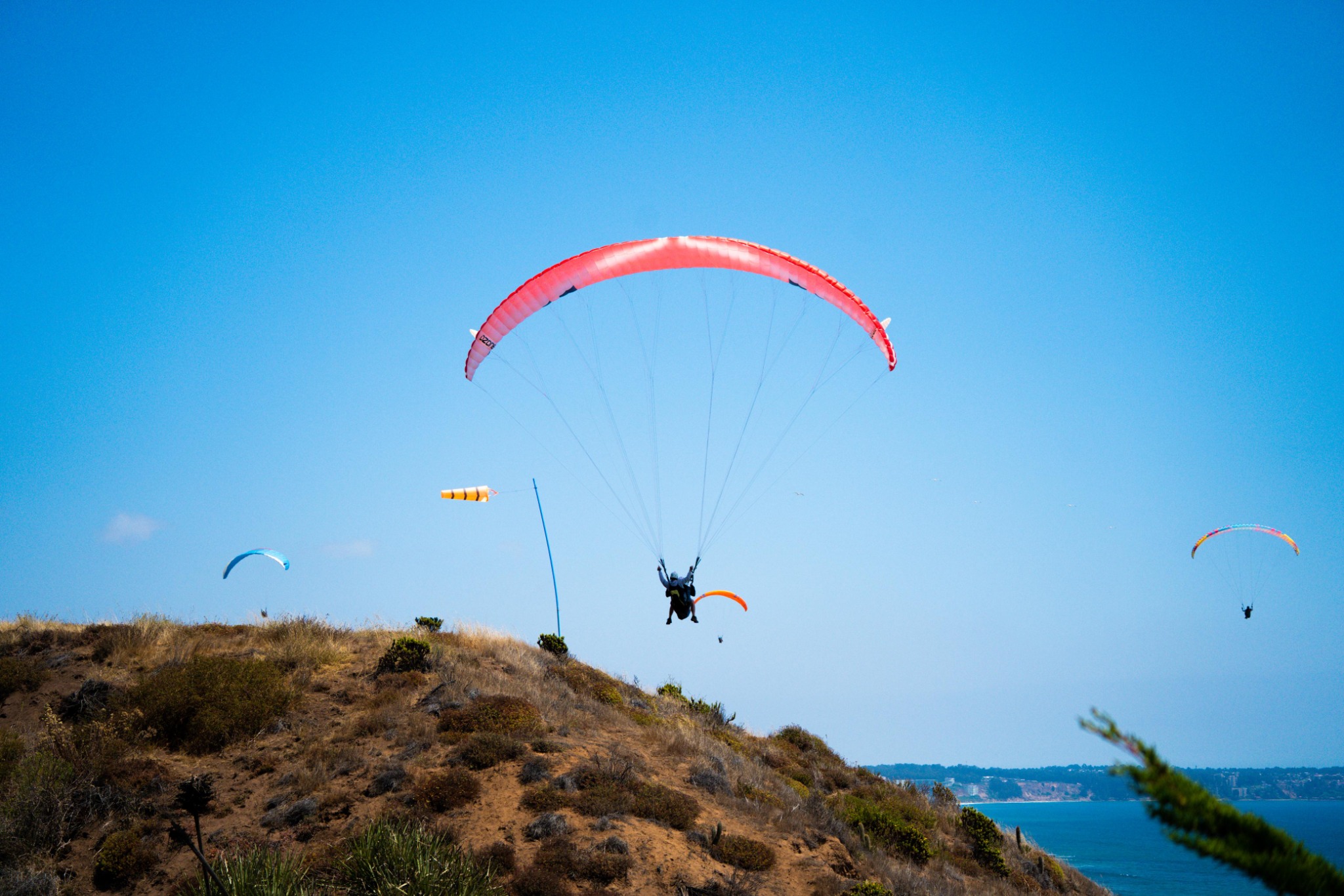Vuelo de parapente frente a los acantilados