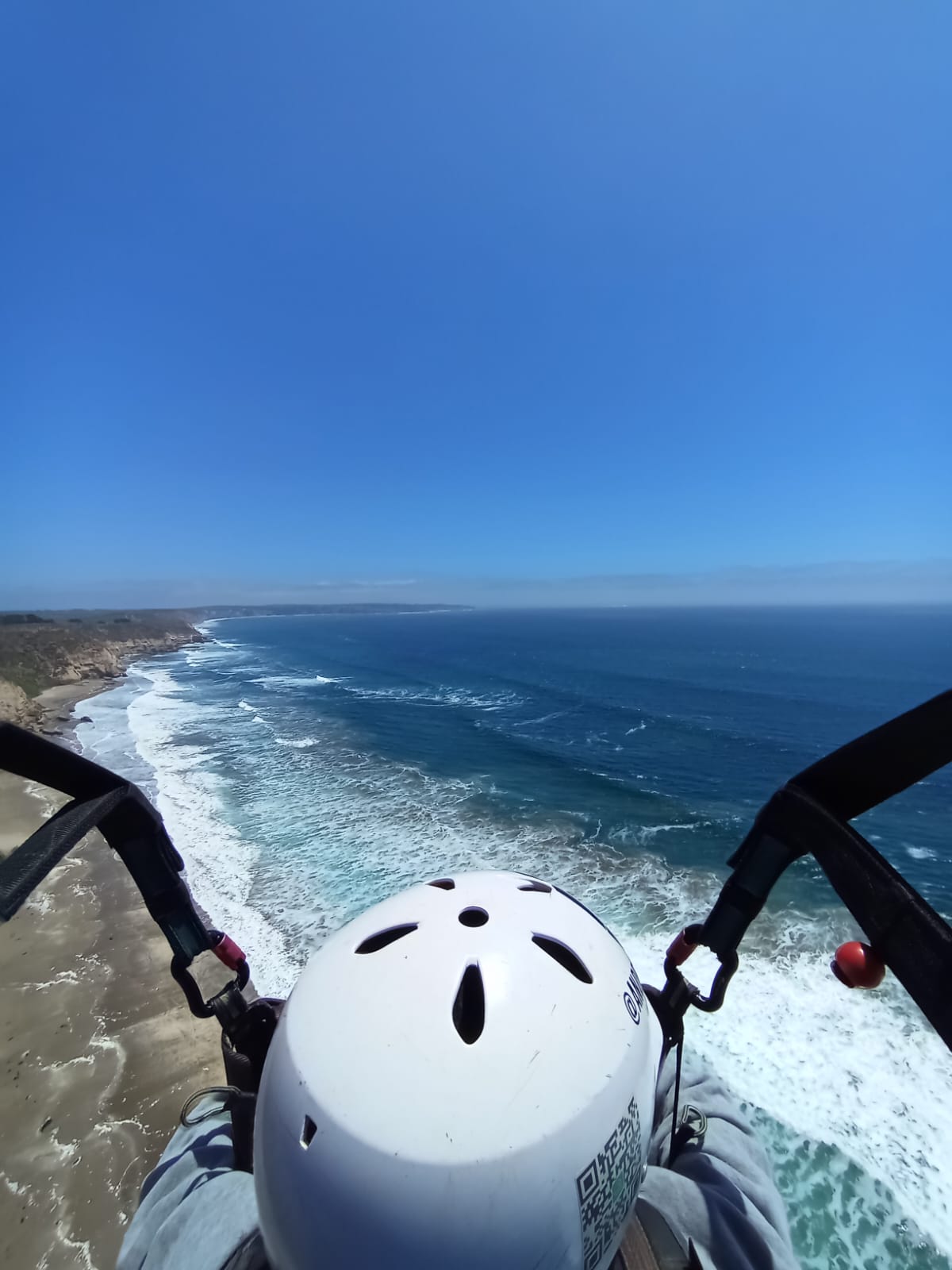 Vista desde un vuelo en parapente sobre la costa